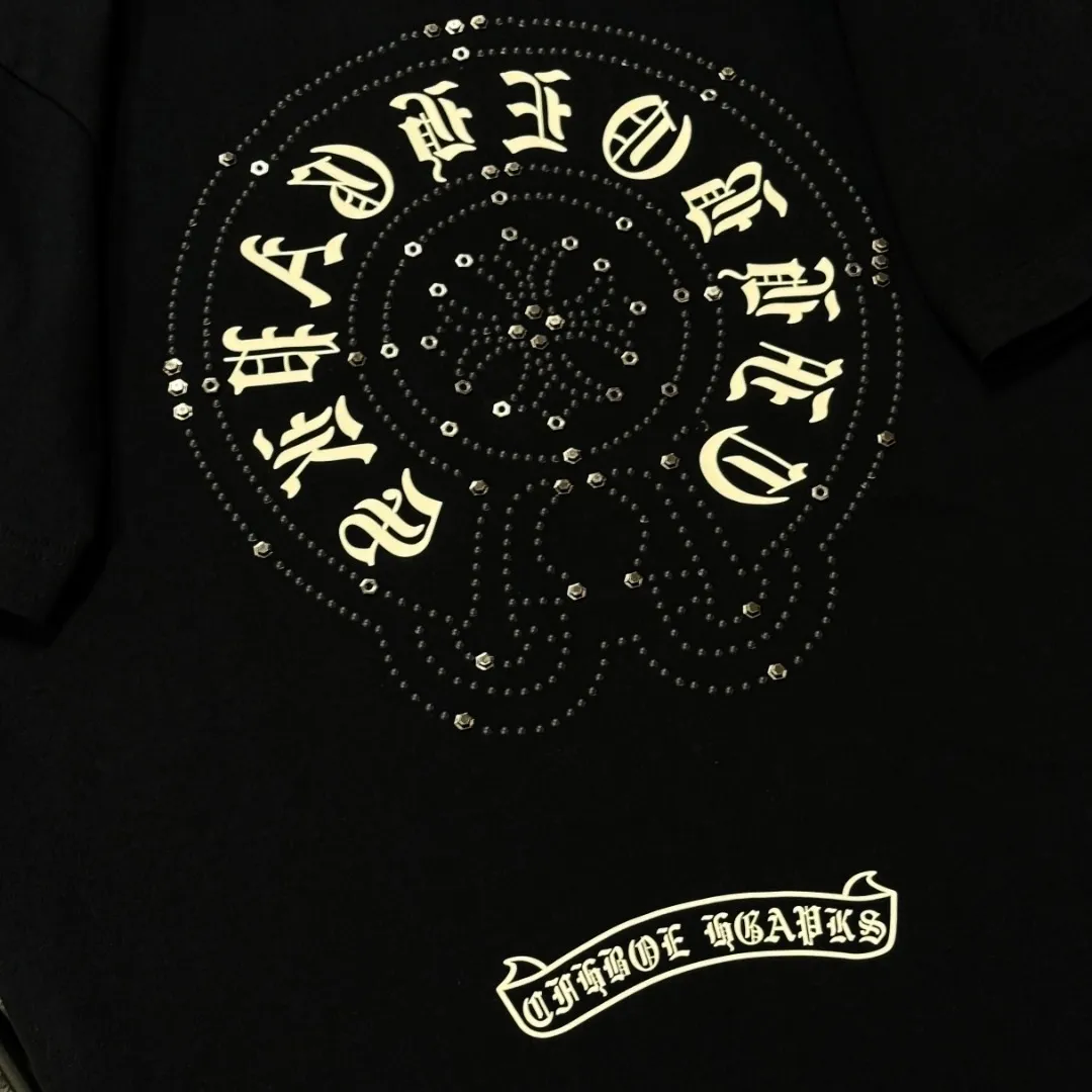 P190 Chrome Hearts 25 high-end versions. The fabric is made of 300 grams of high-density pure cotton. It does not deform or shrink. It has three labels. It is the same style for men and women. Technology: imported hot diamond. Color: white, black, dark green. SIZE: S-XL